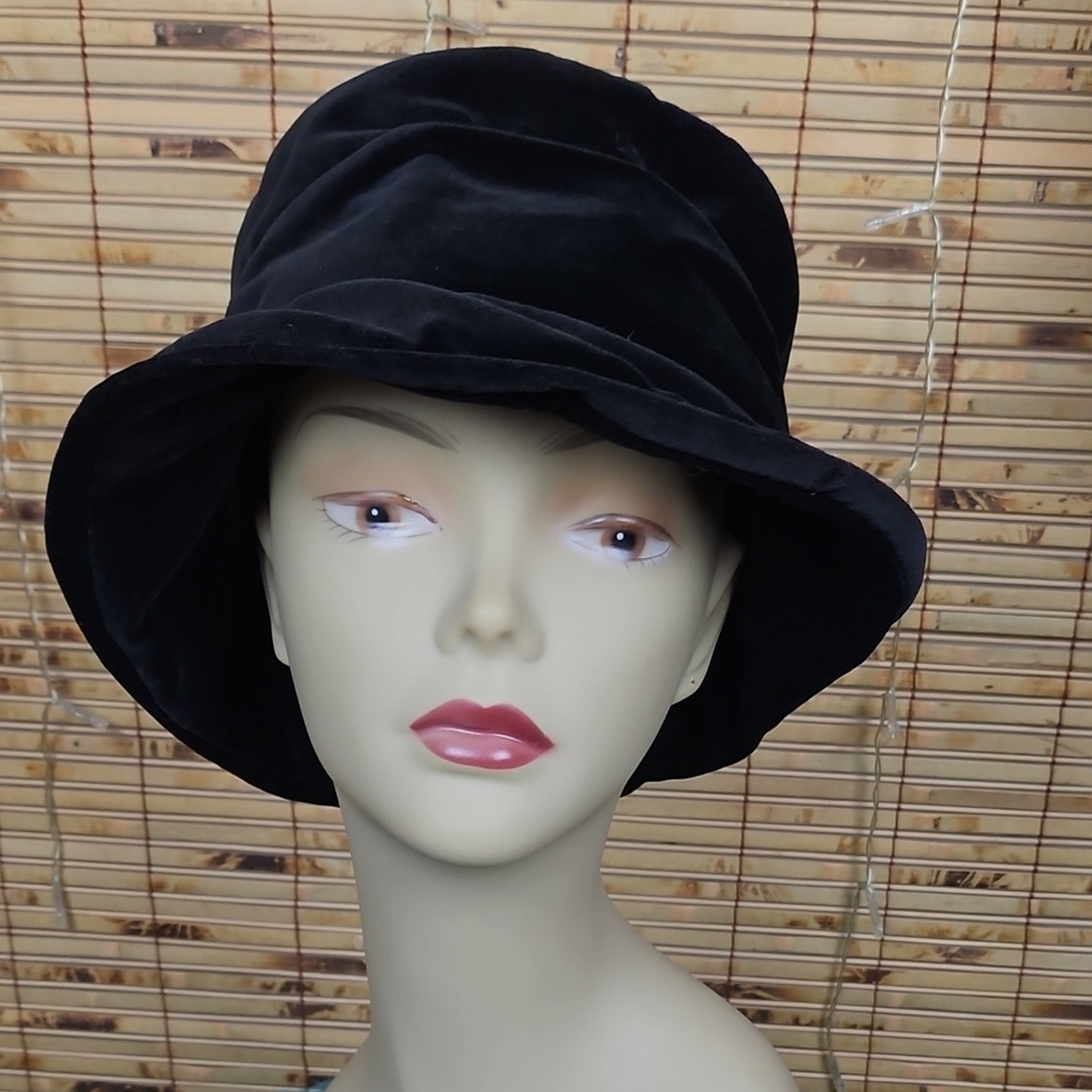 Elegant Black Velvet Women's Hat